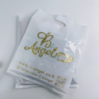 Sac en plastique à poignée en LDPE/HDPE avec logo imprimé personnalisé, sac découpé, sac de shopping pour l'emballage de vêtements/chaussures