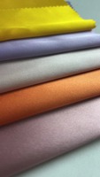 Tissu 100% polyester satiné tissé, satin rose, utilisé pour les robes, les vêtements, les pantalons, les camisoles, les robes de soirée
