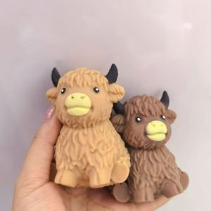 Nuevo Juguete Antiestrés de Compresión Lenta con Diseño de Ganado Highland Degradado, Unisex, para Jóvenes y Adultos de 15 a 35 Años, para la Oficina y Alivio de la Ansiedad - Product Image 2