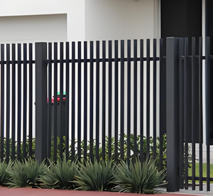 Pannello Privacy per Recinzioni da Giardino in Alluminio Nero con Lame Verticali Anti-Arrampicata Facilmente Installabile - Product Image 1