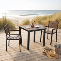 Ensemble table et chaises d'extérieur à structure métallique pour la terrasse de la maison de plage, les repas en plein air et les dîners dans le jardin