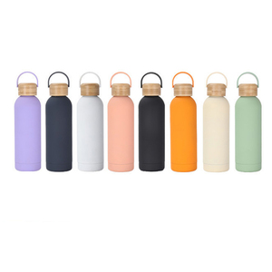 Botella de agua aislada al vacío de acero inoxidable de 500 ml con logotipo personalizado, tapa de bambú y asa. - Product Image 4