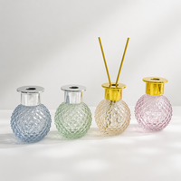 Bouteille en verre givré de forme spéciale avec bouchon à vis pour parfum d'ambiance de salle à manger