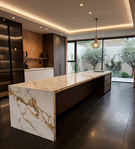 Dalle en pierre frittée Calacatta Gold brillante au design moderne, pour comptoirs <span class=keywords><strong>de</strong></span> cuisine et murs <span class=keywords><strong>de</strong></span> salle à manger/salon. - Product Image 1