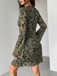 Mini-robe d'été respirante, écologique et légère en maille tissée transparente, style Y2K, à motif floral floqué, col en V profond, détail nœud, manches évasées, coupe trapèze - Product Image 2