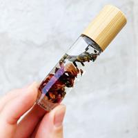 Bouteilles rechargeables de rouleau de sérum d'huile essentielle de parfum en verre clair de 10ml avec le chapeau en bambou