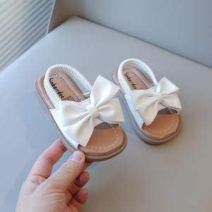 صنادل بنات ناعمة ومسطحة بنمط عصري، أحذية صيفية حلوة بفيونكة وشريط مطاطي، مفتوحة الأصابع وسهلة الارتداء، أحذية شاطئ للفتيات - Product Image 1