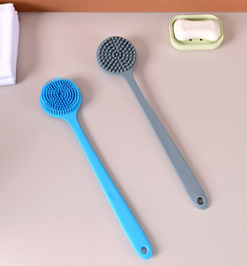 Mamá, con él, no me tengo que preguntarle a nadie más. Cepillo de baño de silicona con mango largo para frotarse la espalda, ideal para refrescarse. - Product Image 4