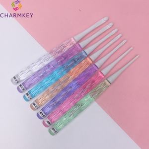 Charmkey Hotsale Candy Color Crystal Plastic antideslizante <span class=keywords><strong>Tulip</strong></span> <span class=keywords><strong>Crochet</strong></span> Hook Set <span class=keywords><strong>Agujas</strong></span> de tejer - Product Image 3