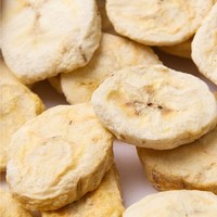 Krokante, taai gevriesdroogd fruit voor gezonde snacks en onderweg voeding van halve bananenreepjes