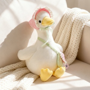 Peluche <span class=keywords><strong>Zoe</strong></span> Canard Assis Adorable avec Tenue et Sac à Bavette - Rembourrage en Coton PP, Peluche Douce, Plusieurs Tailles, Canard en Peluche Moelleux - Product Image 1