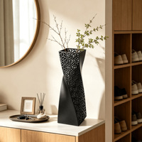 Vase carré torsadé en métal noir ajouré à motif floral pour la décoration moderne de la maison, du bureau ou de la table