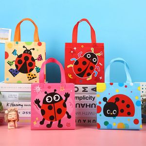Sacs non tissés <span class=keywords><strong>Coccinelle</strong></span> : Adorables insectes de dessin animé avec motifs amusants, sacs fourre-tout imperméables pour l'artisanat préscolaire, les cadeaux et les sacs de friandises pour enfants - Product Image 1