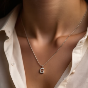 Collana con Ciondolo a Forma di G in Acciaio Inossidabile, Gioiello con Charm a Lettera G per Donna, Accessori di Moda - Product Image 3
