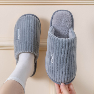 Pantuflas de invierno y otoño para hombre y mujer, zapatos de algodón cálidos y cómodos para interiores y exteriores. - Product Image 4
