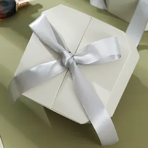 Boîte cadeau personnalisée à double porte de luxe Boîte cadeau d'emballage en papier rectangulaire de haute qualité Boîte d'aspiration magnétique avec nœud papillon