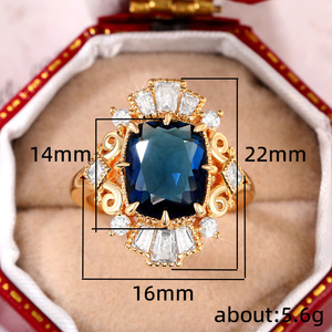 Anello da Cocktail Q042 per Donna in Oro Massiccio 18K con Zaffiro Taglio Smeraldo, Design Geometrico, Gioiello Raffinato per Fidanzamento - Product Image 4
