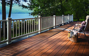 Planche extérieure composite WPC de haute qualité Revêtement de sol en <span class=keywords><strong>bois</strong></span> moderne pour piscines Trou carré Grain de <span class=keywords><strong>bois</strong></span> Imperméable UV - Product Image 2
