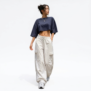 Ensemble de survêtement deux pièces ample pour femme, haut court bleu marine et pantalon cargo beige à taille élastique pleine longueur - Product Image 1