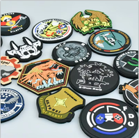 Écussons ronds en PVC personnalisés brodés et gaufrés avec fermeture auto-agrippante, badges en caoutchouc souple 2D 3D en forme de cœur pour vêtements, chapeaux, sacs, chaussures