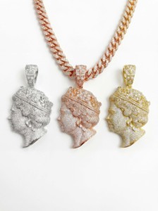 Pendentif classique <span class=keywords><strong>de</strong></span> haute qualité en laiton plaqué bicolore, serti <span class=keywords><strong>de</strong></span> zircons cubiques, représentant la tête <span class=keywords><strong>de</strong></span> la reine Elizabeth II, pour unisexe - Product Image 4