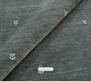 พรมกาบเบห์สีธรรมชาติที่มีการเน้นชนเผ่าและพื้นผิวทอมือที่สมบูรณ์แบบสำหรับการตั้งค่าพื้นแบบคลาสสิก - Product Image 2