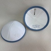 Kippa personnalisée écologique en lin et coton blanc pour toutes les saisons, avec broderie monogramme script et bord contrastant, intérieur imprimé
