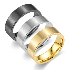 Anello a fascia larga <span class=keywords><strong>in</strong></span> <span class=keywords><strong>acciaio</strong></span> inossidabile spazzolato con finitura oro, argento e gunmetal per matrimonio o gioielli minimalisti da uomo per tutti i giorni - Product Image 1