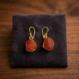 Boucles d'oreilles pendantes pour femme, style bohème, plaquées or, avec pierre rouge de forme irrégulière et sertissage en laiton, certifiées - Product Image 3