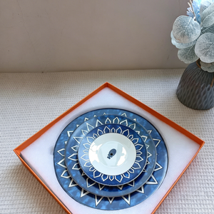 Juego de 3 platos de porcelana fina con estampado geométrico azul y blanco para servir, decoración para cenas y fiestas en el hogar. - Product Image 1