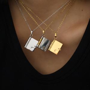 Collier avec médaillon en forme de <span class=keywords><strong>livre</strong></span> en acier inoxydable plaqué or 18 carats, testé CE, cadeau pour la Saint-Valentin - Product Image 3