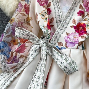 Robe de vacances florale vintage française à col en V et taille nouée, coupe trapèze, pour femme, vente en gros fabricant - Product Image 3