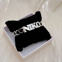 Brazalete Personalizado YBcustom ODM con Nombre, para Mujer, Bonito Brazalete de Acero Inoxidable Chapado en Oro con Corazón Infinito y Letra Invertida