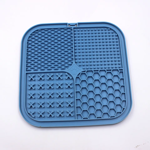 ชามอาหารสุนัขทรงสี่เหลี่ยมสีแดงสำหรับใช้ในบ้าน ทำจากซิลิโคน ช่วยให้กินช้าลง พร้อมแผ่นรองกันลื่นสำหรับสัตว์เลี้ยง - Product Image 3