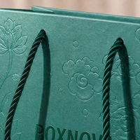 Sac cadeau de luxe personnalisé en papier artistique vert foncé, estampage floral en feuille d'or gaufrée, poignée en corde, pour cadeau d'entreprise VIP