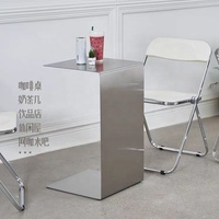 Minimalistischer C-förmiger Beistelltisch aus Edelstahl im italienischen Stil, leichter, luxuriöser, schlichter Wohnzimmer-Couchtisch, rechtwinkliger Eckentisch