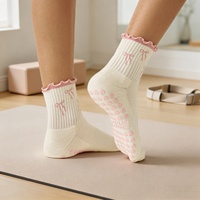 Chaussettes de yoga antidérapantes à bord festonné pour femmes, avec logo personnalisé, en jacquard, pour le Pilates, l'entraînement en studio et le sport