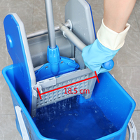 Seau à serpillière flexible en plastique commercial avec essoreur à pression descendante