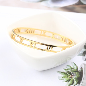 Bracelet jonc en acier inoxydable plaqué or PVD 18 carats avec découpe de chiffres romains | |   Imperméable, hypoallergénique et résistant à la décoloration - Product Image 3