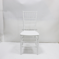 Chaise Chiavari Dorée Événement Tifany, Chaise en Résine Blanche pour Extérieur, Types de Meubles d'Hôtel, Chaise de Mariage en Gros avec Coussins