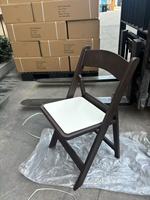 Chaise pliante en résine marron rembourrée Wimbledon pour hôtel et fête en plein air, vente en gros pour mariage