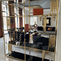 Meuble de rangement moderne sur pied en acier inoxydable doré avec miroir et étagères en verre pour salon