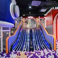 Équipement de terrain de jeux intérieur commercial pour enfants, aire de jeux d'aventure multi-niveaux avec toboggans, piscine à balles et filet d'escalade