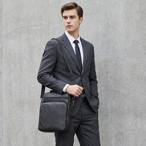 Bolsa de Ombro para <span class=keywords><strong>Tablet</strong></span> iPad Laptop de <span class=keywords><strong>10</strong></span> a 13 Polegadas em Couro PU Retro Impermeável com Logo Personalizado para Viagens de Negócios para Homens - Product Image 6