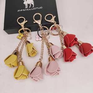 Porte-clés en cuir PU avec 3 roses, pendentif pour femme, breloque de sac à fleurs avec pompon, idéal pour les cadeaux - Product Image 1