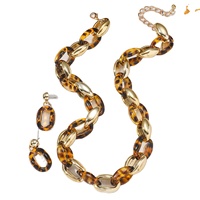 Nouvel ensemble collier et boucles d'oreilles tendance transfrontalier, long, en acrylique, avec chaîne en plastique et perles multicolores, au design épuré et audacieux, polyvalent