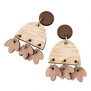 Boucles d'oreilles créoles géométriques de luxe en bois, avec crochets plaqués argent, style bohème multicolore, bijoux de mode pour femmes, design triangulaire - Product Image 2