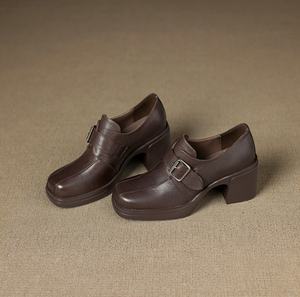 Bottines Chelsea pour femmes en cuir de vachette de créateur, à bout pointu, avec fermeture éclair, doublure en peau de mouton, talon compensé, style western, automne-hiver - Product Image 2