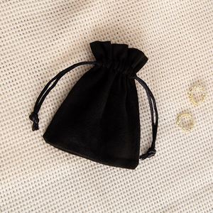 Bolsa de Terciopelo de Lujo con Cordón y Adorno Floral Hecho a Mano - Bolsa de Regalo Premium para Joyería, Recuerdos de Boda y Cosméticos - Product Image 4