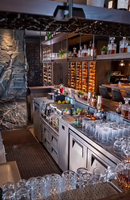 Comptoir de Bar Multifonctionnel en Acier Inoxydable Personnalisé avec Unité de Réfrigération, Portes Coulissantes et Dégivrage Automatique pour Café et Cocktails
